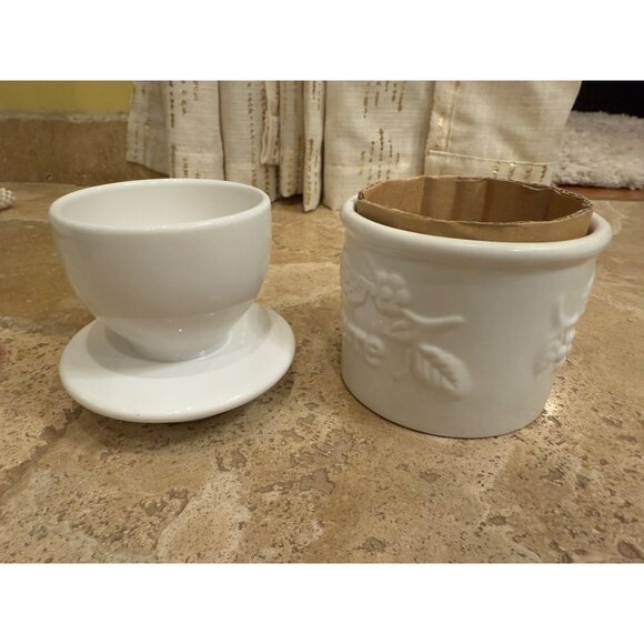 NWOB French Country White Ceramic Butter Keeper With Lid & Floral Design - Picture 5 of 8